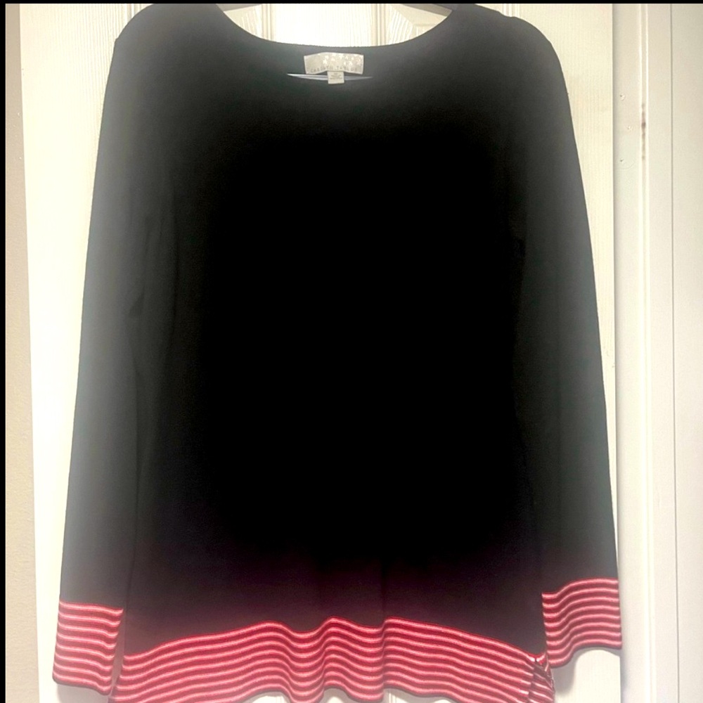 $5 SALE Carolyn Taylor sweater. Split hem. EUC med.